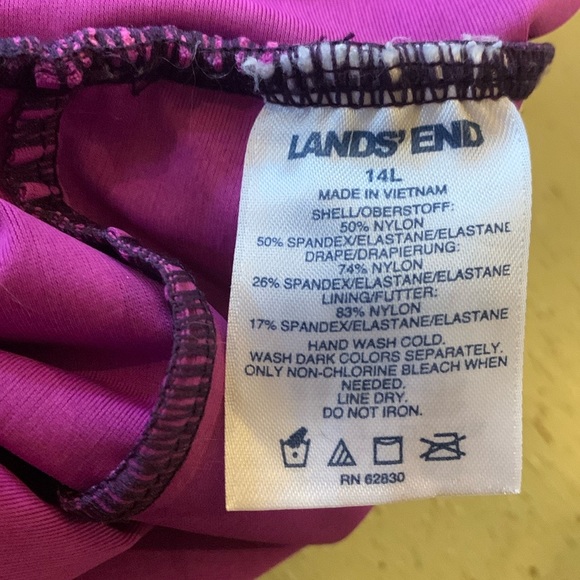 Lands End slimming 1 Piece swimsuit - Picture 7 of 7